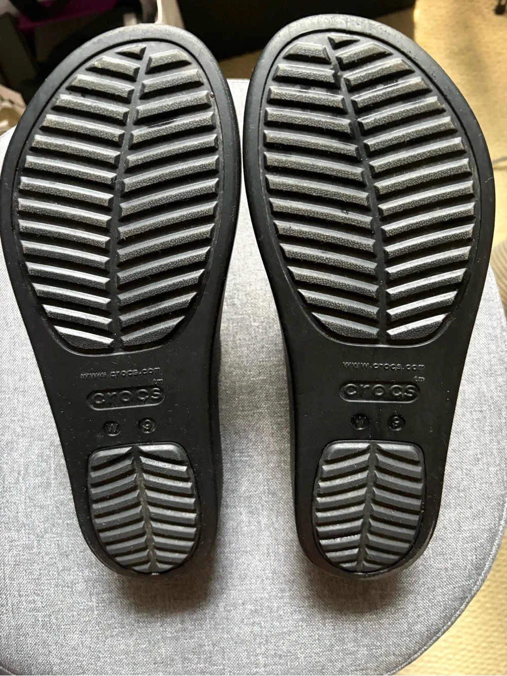 NWOT CROCS Brooklyn Black Platform Thong Sandals